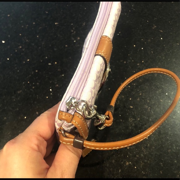 Coach wristlet 👛 - Picture 6 of 8